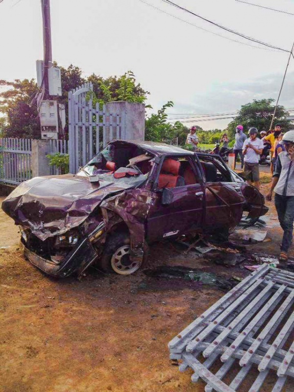 Ô tô nát bươm sau tai nạn, 6 người nguy kịch
