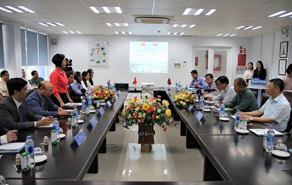 Đoàn đại biểu cấp cao của Lào tới thăm nhà máy sữa Vinamilk tại Việt Nam