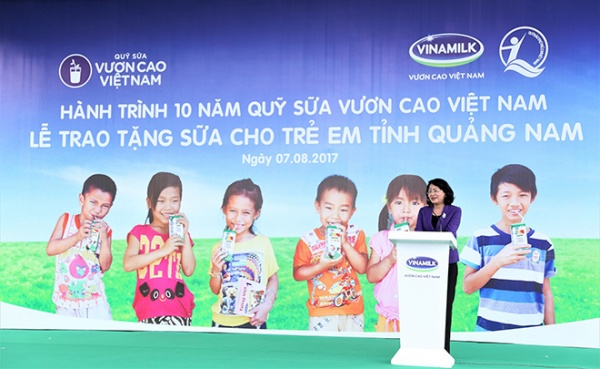 Quỹ sữa Vươn cao Việt Nam trao tặng 46.500 ly sữa cho trẻ em Quảng Nam