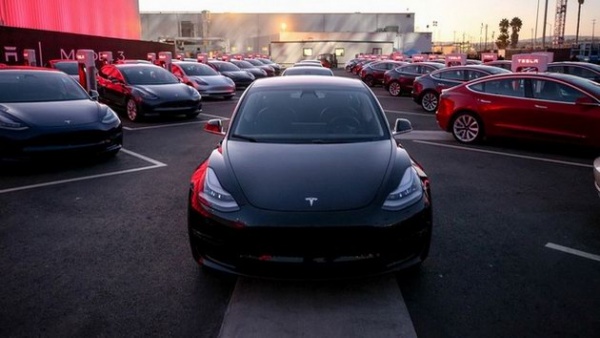Xe điện "bình dân" Tesla Model 3 chính thức ra mắt