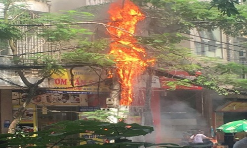 Cột điện cháy nổ như pháo hoa ở Hà Nội
