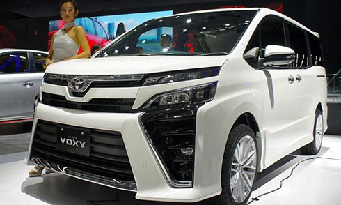 Toyota Voxy 2017 - MPV đàn anh của Innova trình làng