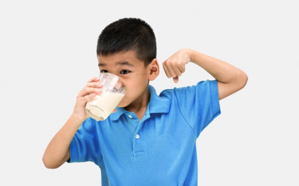 Vì sao uống sữa tươi hàng ngày giúp gia đình bạn năng động, vui khỏe hơn?