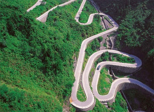 Cung đường ôm vách núi như rắn bò ở Trung Quốc