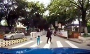 Cậu bé Trung Quốc cúi đầu cám ơn tài xế gây bão mạng xã hội
