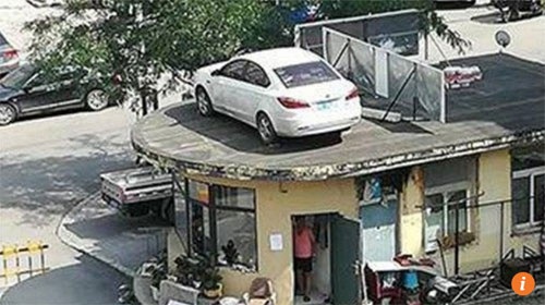 Đỗ chặn lối, nữ tài xế bị cẩu xe lên nóc nhà