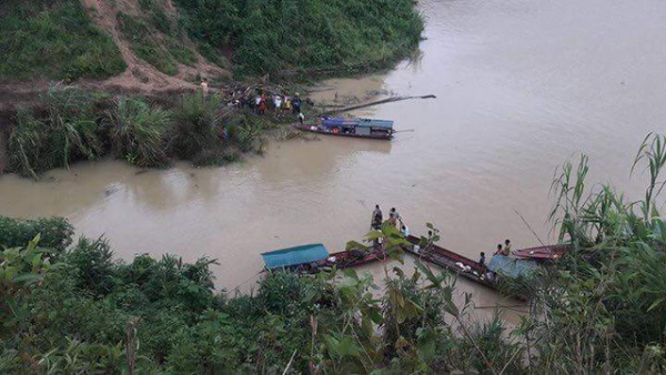 Ô tô lao xuống hồ thủy điện Sơn La, 2 người tử vong