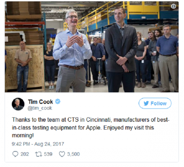 Liệu đó có phải là iPhone 8 trong túi của CEO Tim Cook không?