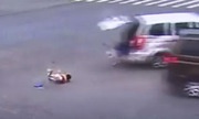 Hai đứa trẻ rơi ra đường từ cửa sau ôtô