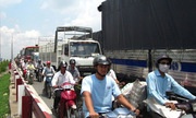 Nỗi khổ của tài xế xe tải ở Việt Nam