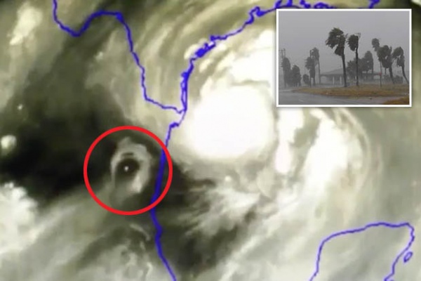 Vật thể bí ẩn xuất hiện bên cạnh siêu bão đổ bộ vào Mỹ