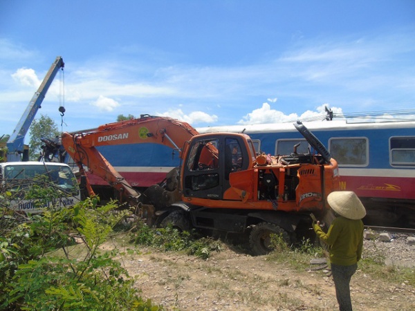 Tạm giữ, điều tra tài xế lái máy xúc vụ lật tàu tại Quảng Bình