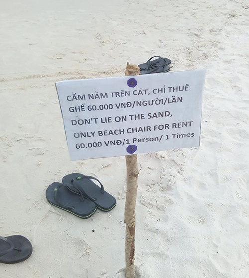 Bạn thấy sao khi một bãi tắm Phú Quốc cắm biển "cấm nằm trên cát"?