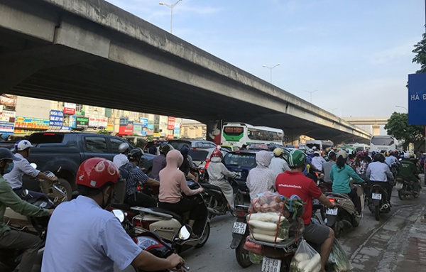 Đường phố Hà Nội ùn tắc nghiêm trọng trong ngày khai trường