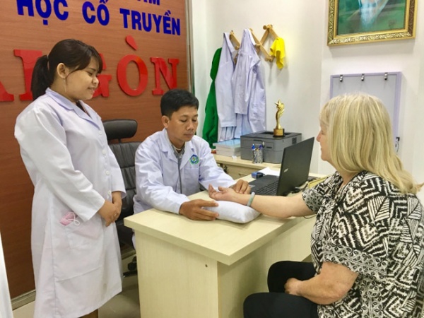 Lý Minh Kiệt – vị bác sỹ đông y trị bệnh xương khớp thu hút cả người nước ngoài