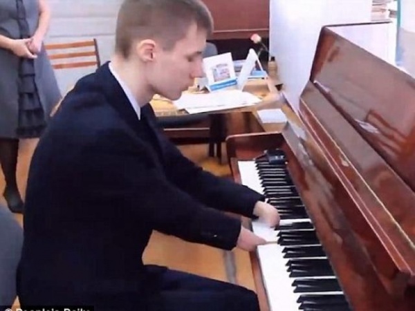 Gà mẹ biểu diễn piano điệu nghệ trước mặt đàn con