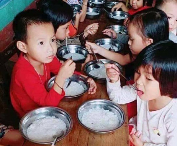 Vụ trẻ mầm non ăn bún luộc trắng: Nhà trường không bớt khẩu phần ăn của trẻ