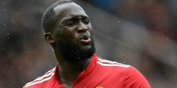 "Nòng súng" Lukaku gặp vấn đề, Mourinho bất lực: Thầy cũ hiến phép lạ