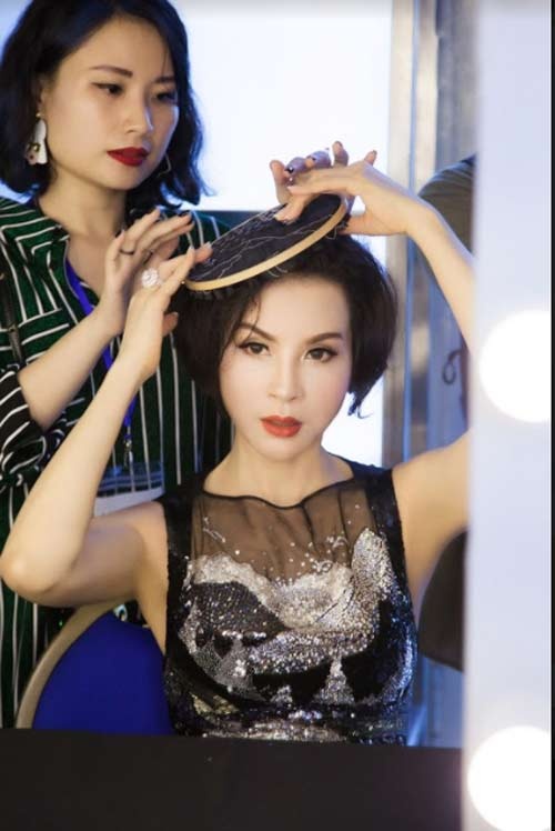 Thanh Mai U50 vẫn đẹp như tiên với váy trăm triệu đính ngàn viên pha lê