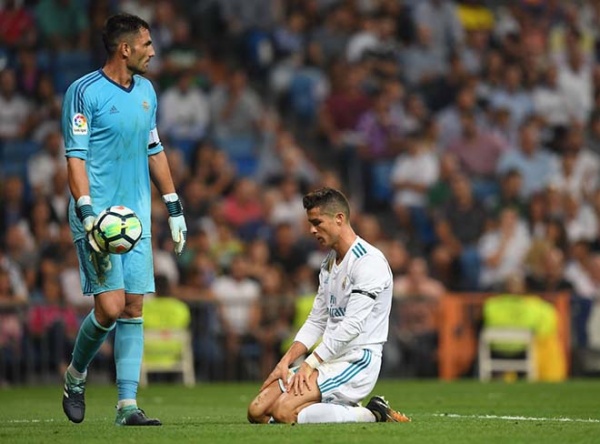 Real vắt chanh bỏ vỏ: Ronaldo giận dữ, về MU giải nghệ