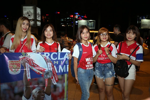 CĐV nữ xinh Việt Nam ôm chặt huyền thoại Arsenal ở sân bay