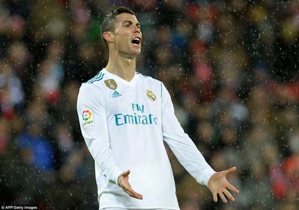 Ronaldo lại gây thất vọng: Triệu fan Real oán trách, "trùm" Perez tính đổi lấy Hazard