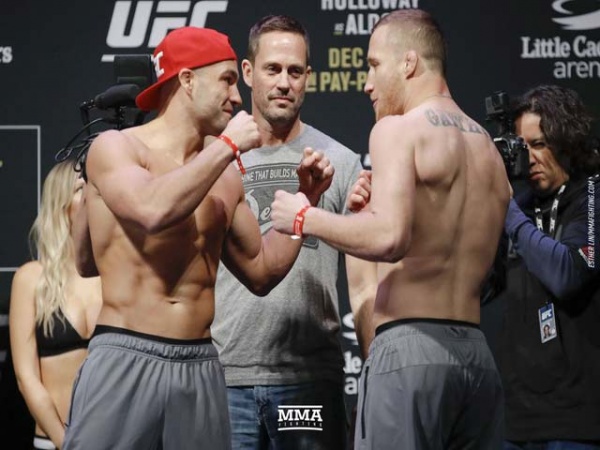 UFC, Holloway - Aldo: Thách thức ngai vàng, ăn đấm bầm dập