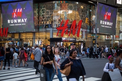 Bị Zara lấn át, H&M thất thế, tiếp tục đóng một loạt cửa hàng