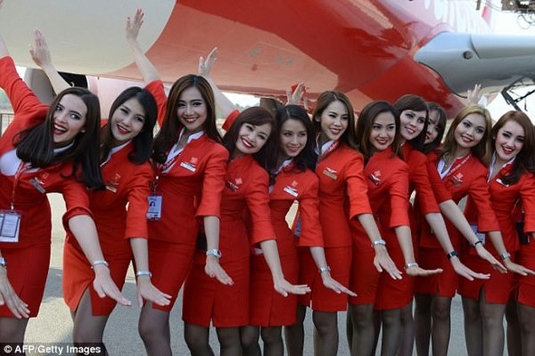 Tiếp viên hàng không Malaysia bị chỉ trích vì váy ngắn