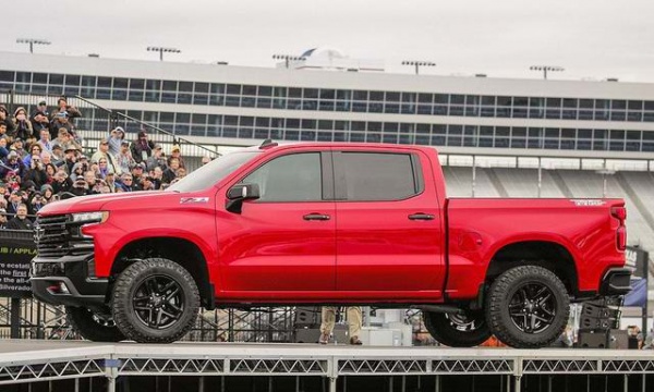 Chevrolet Silverado 2019 hứa hẹn đánh bại Ford F-150