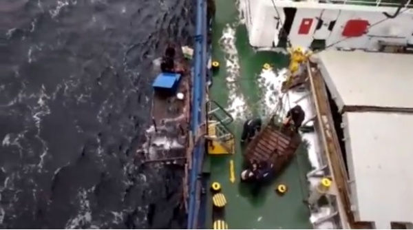 Video: Giải cứu ngư dân Triều Tiên từ “tàu ma” sắp chìm