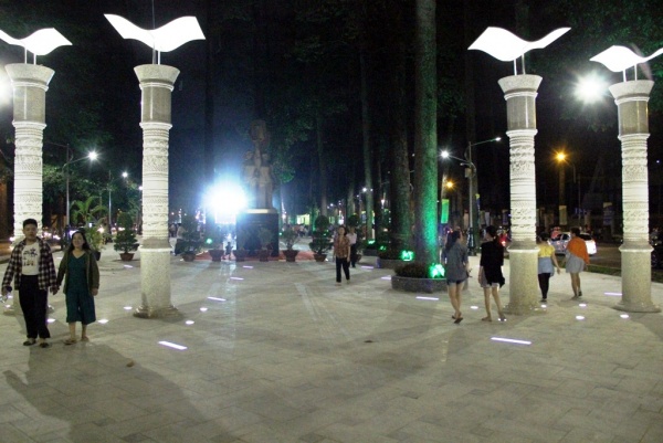 Ngỡ ngàng “hóa kiếp” công viên thành quảng trường nhạc nước ở SG