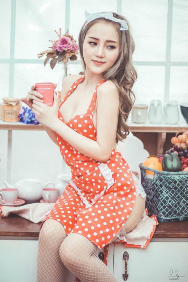 Nữ DJ xinh đẹp Sài thành hóa cô nội trợ mặc nội y sexy nấu bếp