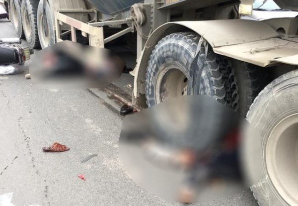 Hà Nội: Xe máy bị cuốn vào gầm xe bồn, 2 người tử vong