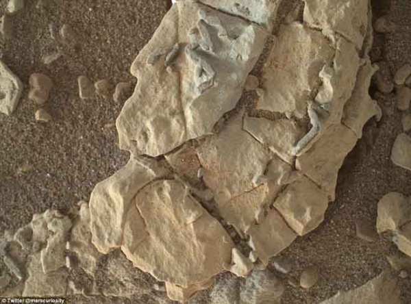 Phát hiện vật thể kỳ lạ hình que trên sao hỏa