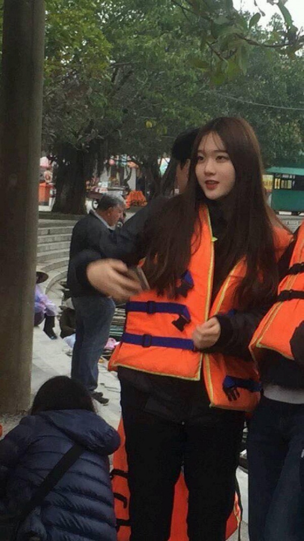 Cô gái Hàn Quốc xinh xắn gây "sốt" ở bến đò Tam Cốc