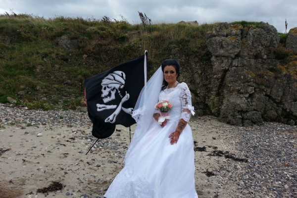Chán đàn ông, người phụ nữ làm đám cưới với cướp biển “300 tuổi”