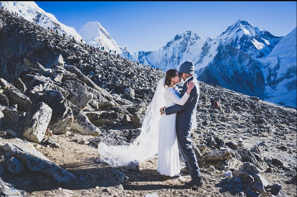 Cặp đôi khiến thế giới ngưỡng mộ bởi cùng leo lên đỉnh Everest làm đám cưới