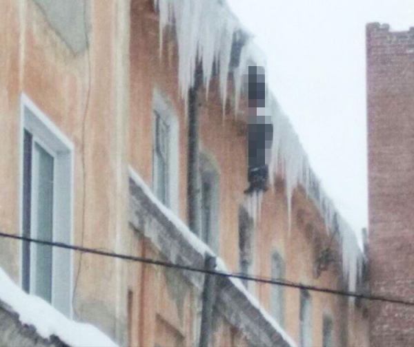Người bị đóng băng treo lơ lửng rìa mái nhà ở nhiệt độ âm 27 độ C