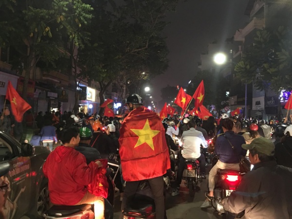 Tuyển U23 Việt Nam vào bán kết, dân Việt đổ xô xuống đường bán cờ hốt bạc triệu