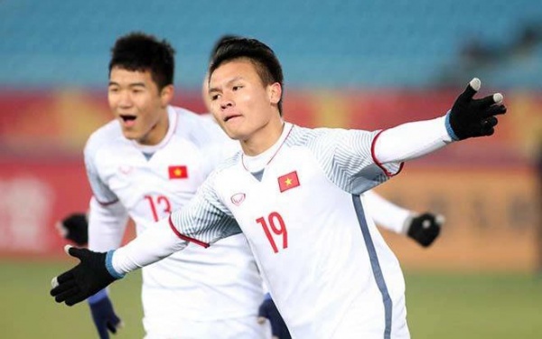 Bạn gái Quang Hải làm điều cực đáng yêu cổ vũ U23 Việt Nam đá chung kết