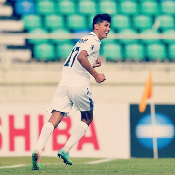 Cận cảnh vẻ “đẹp trai lồng lộng” của 2 cầu thủ U23 Uzbekistan