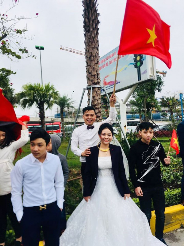 Đoàn rước dâu Lào Cai dừng giữa đường chào đón U23 Việt Nam về nước