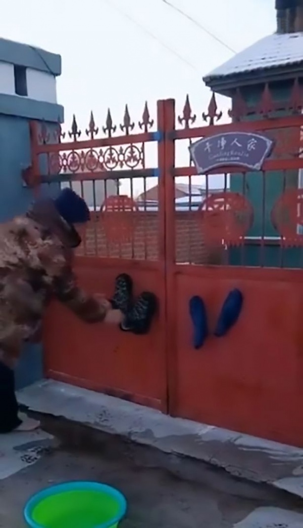 Video: Rét kỷ lục đến mức đạp chân lên cổng, giày dính luôn tại chỗ