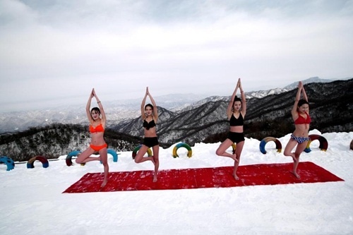 Mặc trời băng tuyết, gái trẻ TQ vẫn diện bikini tập Yoga trên đỉnh núi