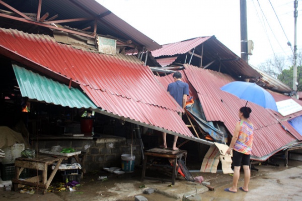 Một người chết, 800 ngôi nhà bị sập đổ và hư hỏng do bão số 6