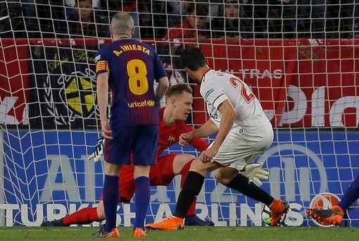 Messi cứa lòng đẳng cấp, Barca thoát thua trên sân Sevilla