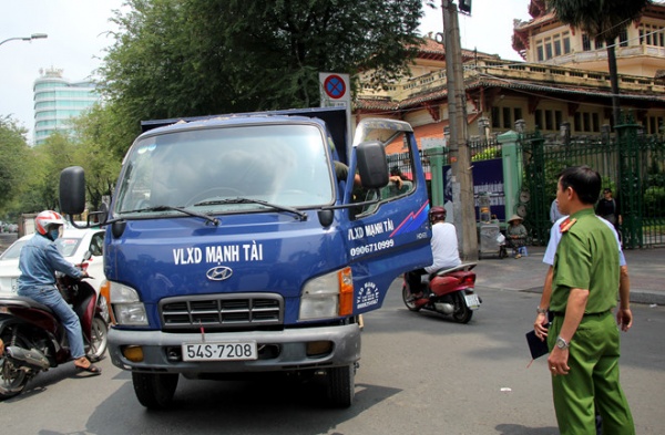 Ông Đoàn Ngọc Hải dí bắt xe tải phóng ngược chiều ở trung tâm Sài Gòn