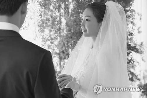 Hé lộ thông tin “độc” về chồng mới cưới của Choi Ji Woo