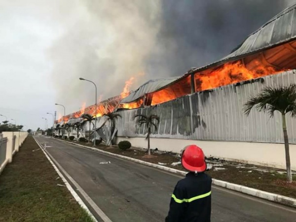 Nhà máy sợi ở Quảng Ninh cháy suốt đêm